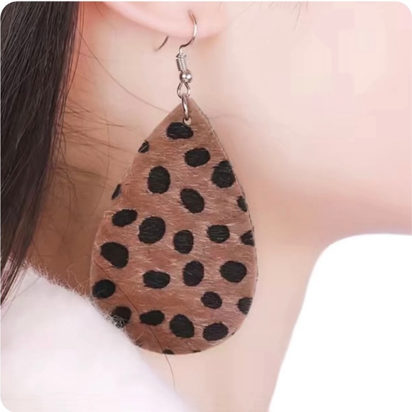 Jewelry - Cheetah print earrings
